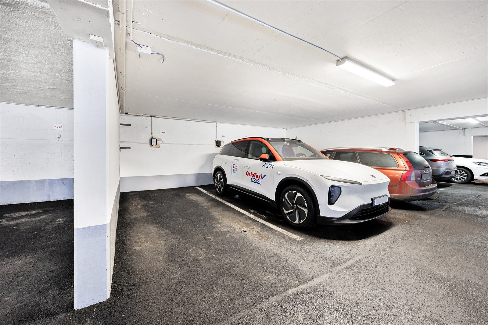 Garasjeplassen er tilrettelagt lader om ønskelig Galleribilde