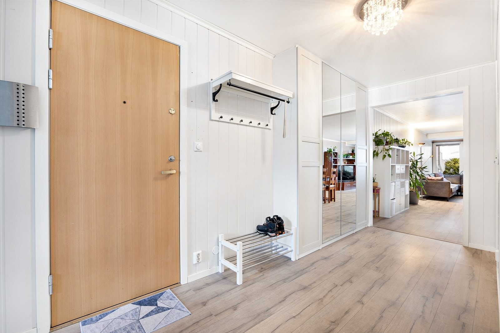 Entré med praktisk garderobeløsning og god plass til sko. Galleribilde