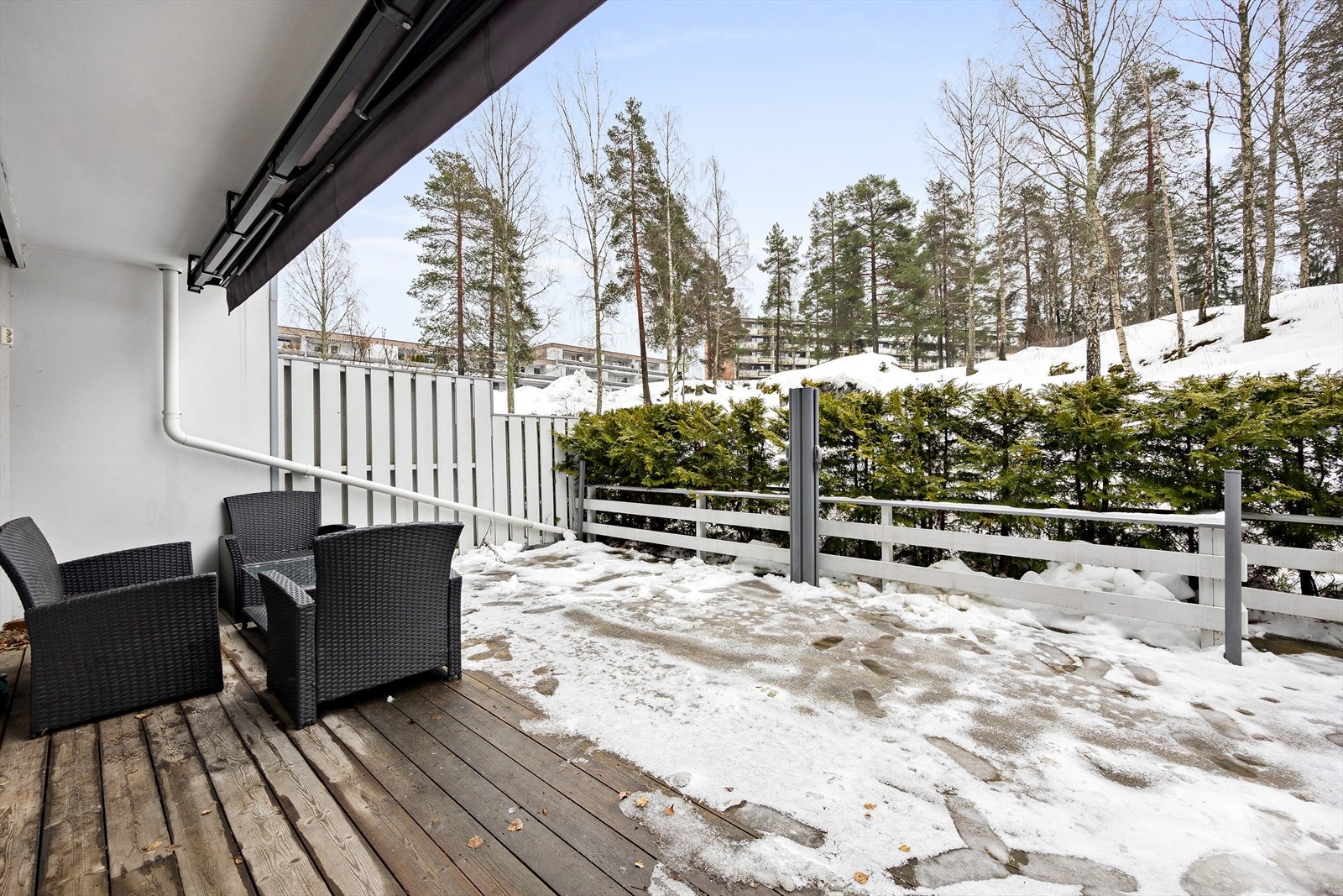 Stor markterrasse. Delvis overbygget og med svært gode lysforhold. Galleribilde