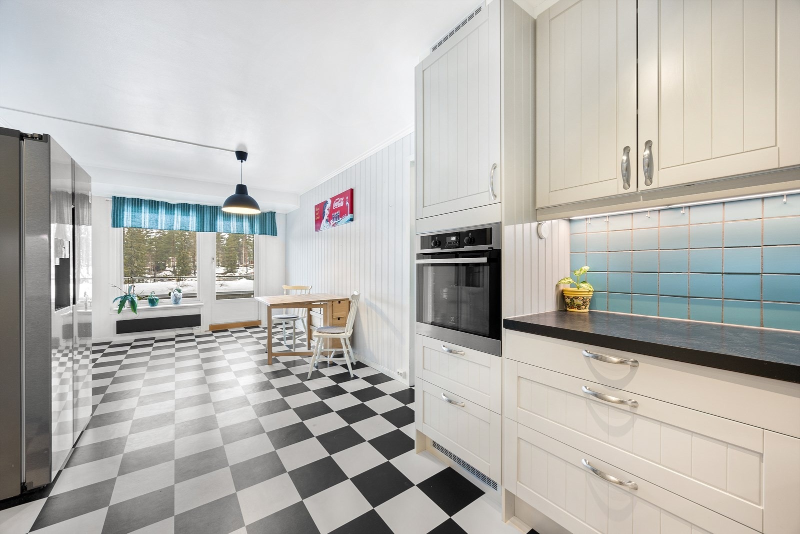 Egen spisestue med utgang til balkong på kjøkkenet. Galleribilde