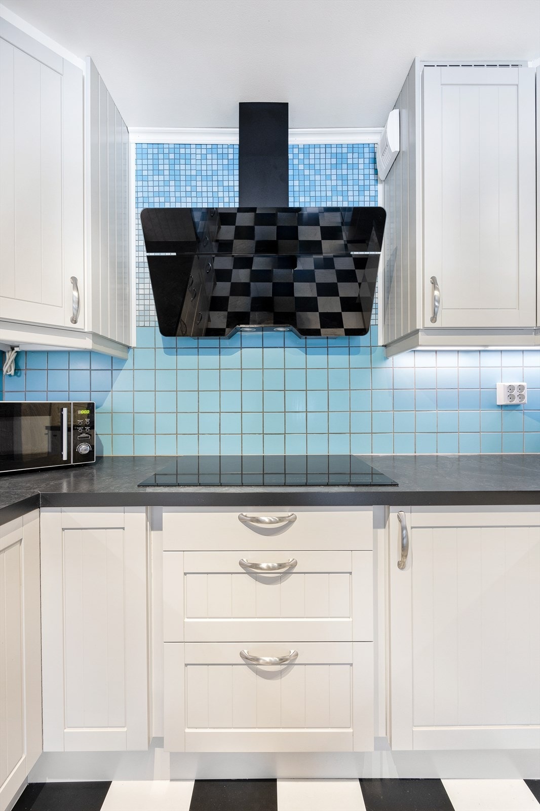 KJøkkenet er velutstyrt meed bl.a integrerte hvitevarer og mye skap- og benkeplass. Galleribilde