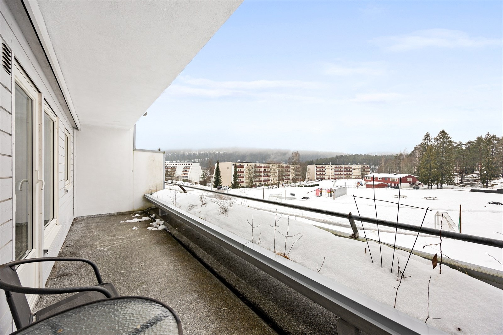 Balkong med fritt utsyn over nærområdene. Galleribilde