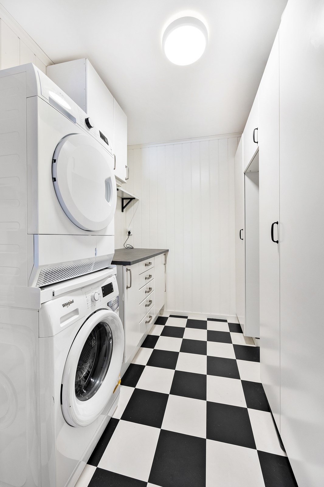 Vaskerom med vaskemaskin og tørketrommel i tilknytning kjøkkenet. Her har du også mye skapplass. Galleribilde