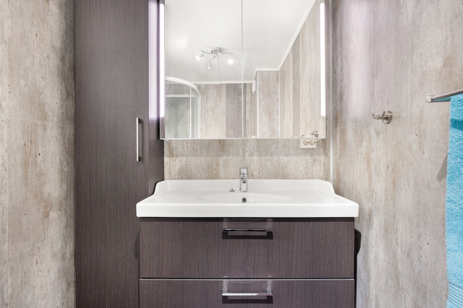 Eier har valgt gode materialer og all oppussing er utført av fagfolk. Dokumenter foreligger. Galleribilde