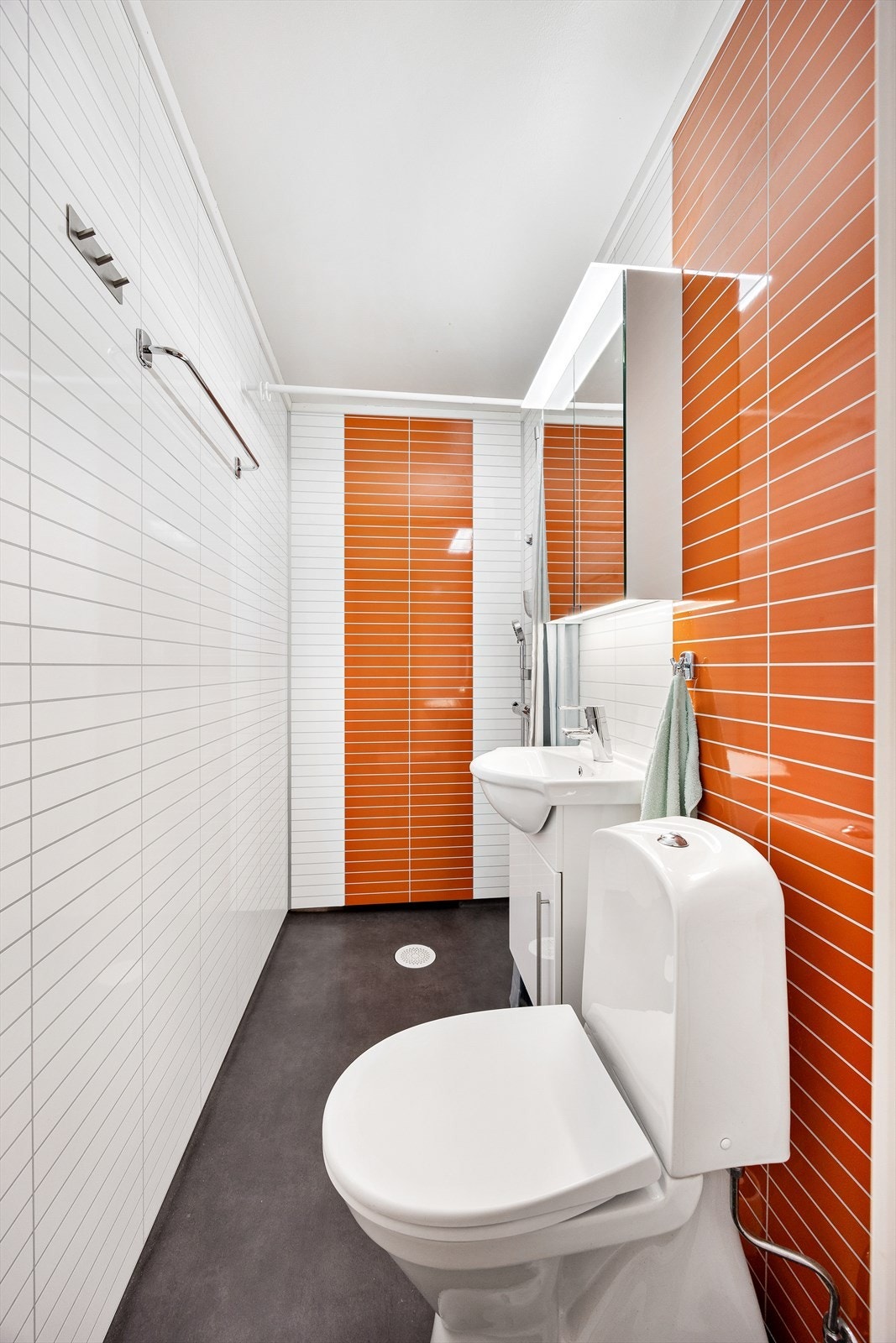 Baderom 1 med dushjørne. Full samsvarserklæring/FDV dokumentasjon foreligger. Galleribilde