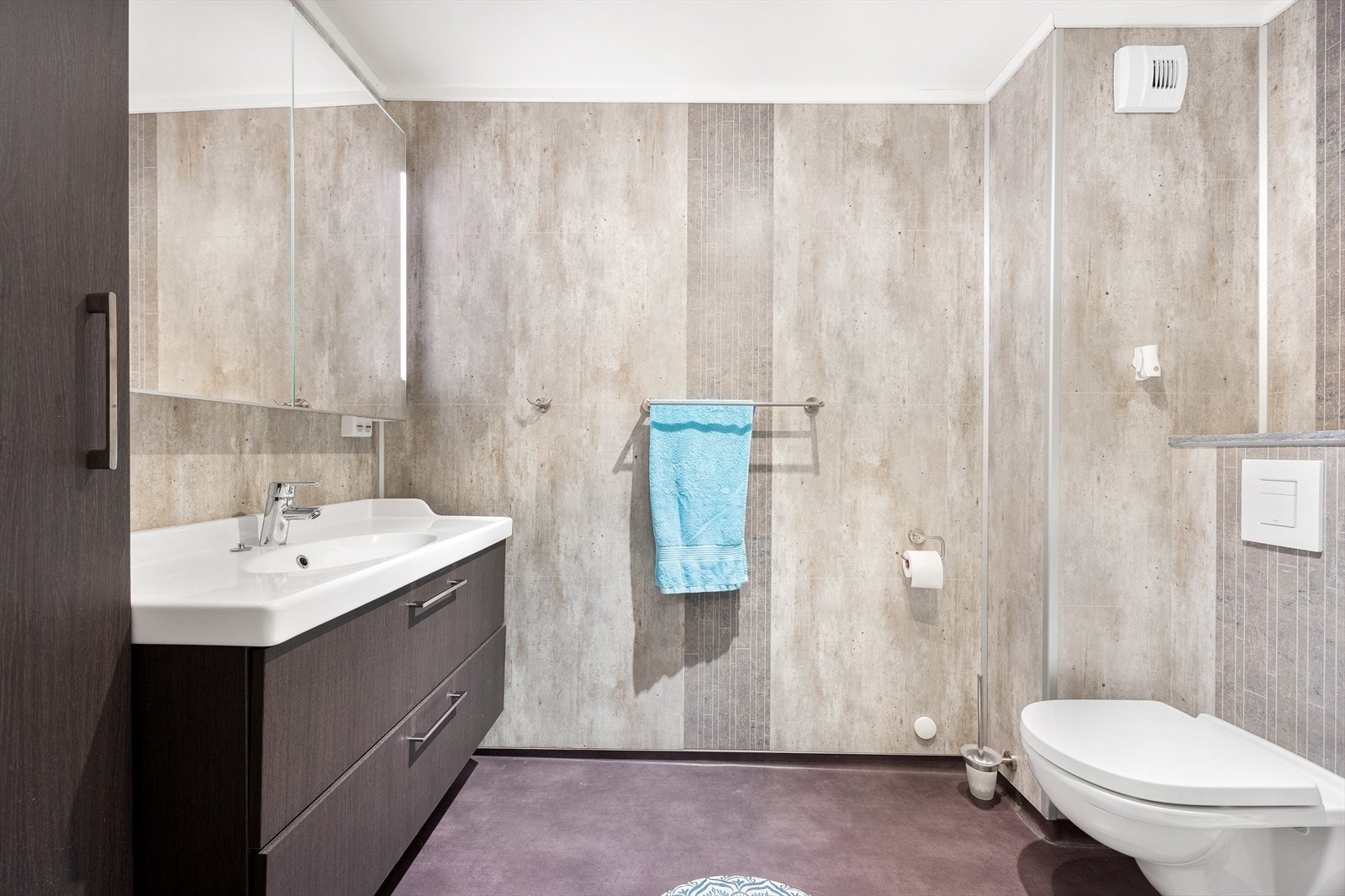 Lekkert baderom med tøffe farger og stilige kontraster. Varmekabler i gulv. Galleribilde