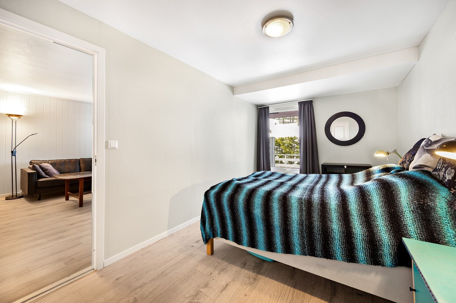 Her det god plass til dobbeltseng, nattbord og skrivebord/kontorkrok. Galleribilde