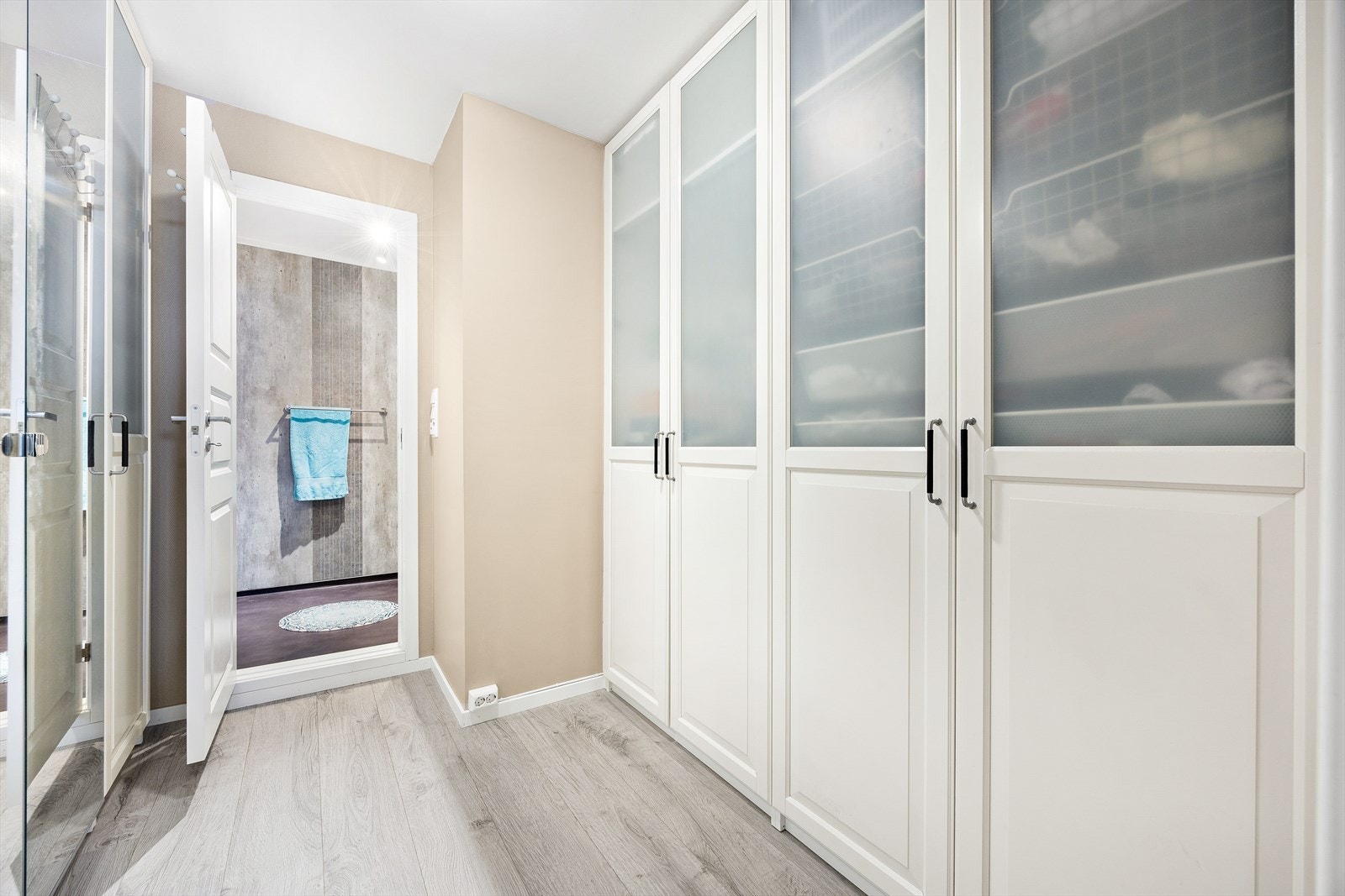 Eget omkledningsrom med plassbygget garderobeløsning. Galleribilde