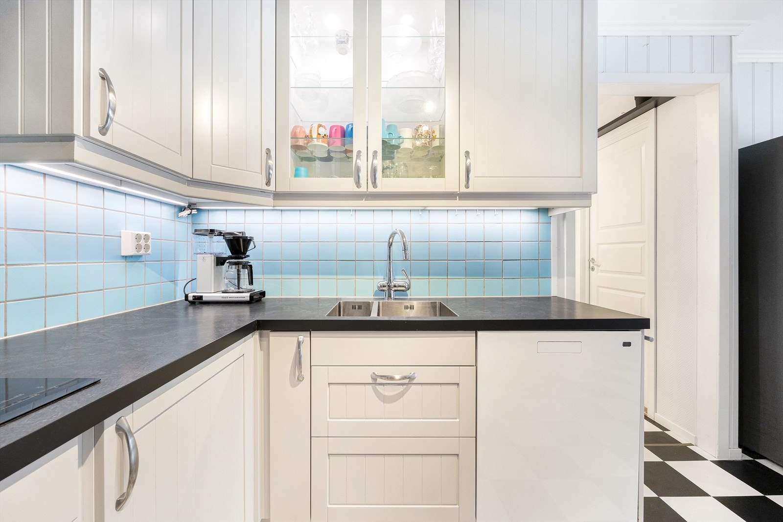 Nydelige fliser mellom benk- og overskap. Galleribilde