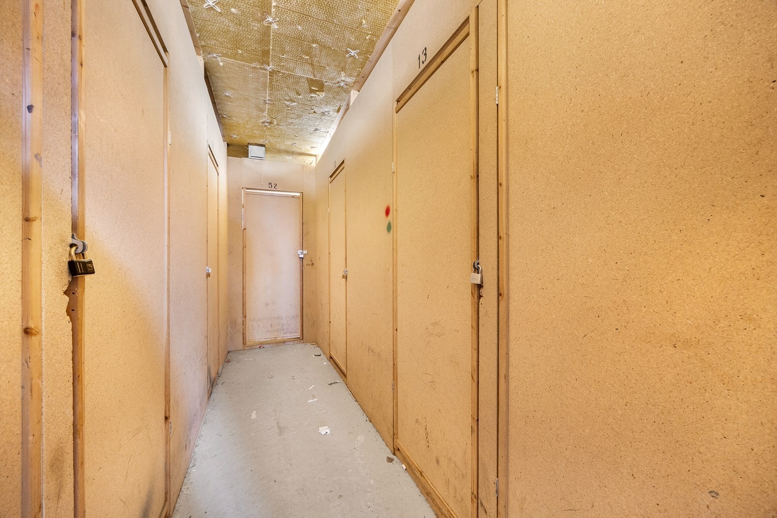 Kjellerbod på på 3 m² med god lagringsplass. Galleribilde