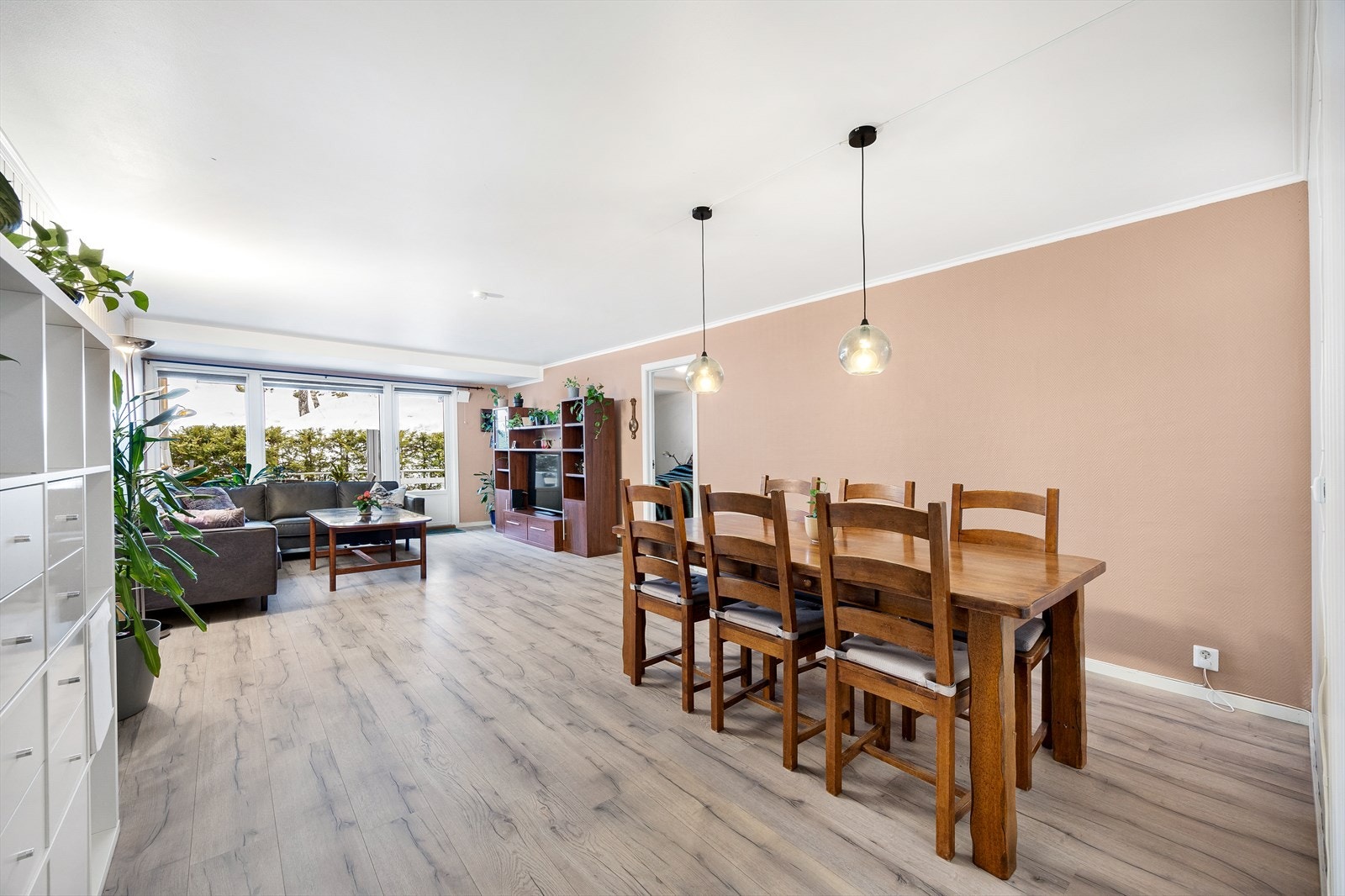 Fra stuen er det utgang til sydvendt markterrasse Galleribilde