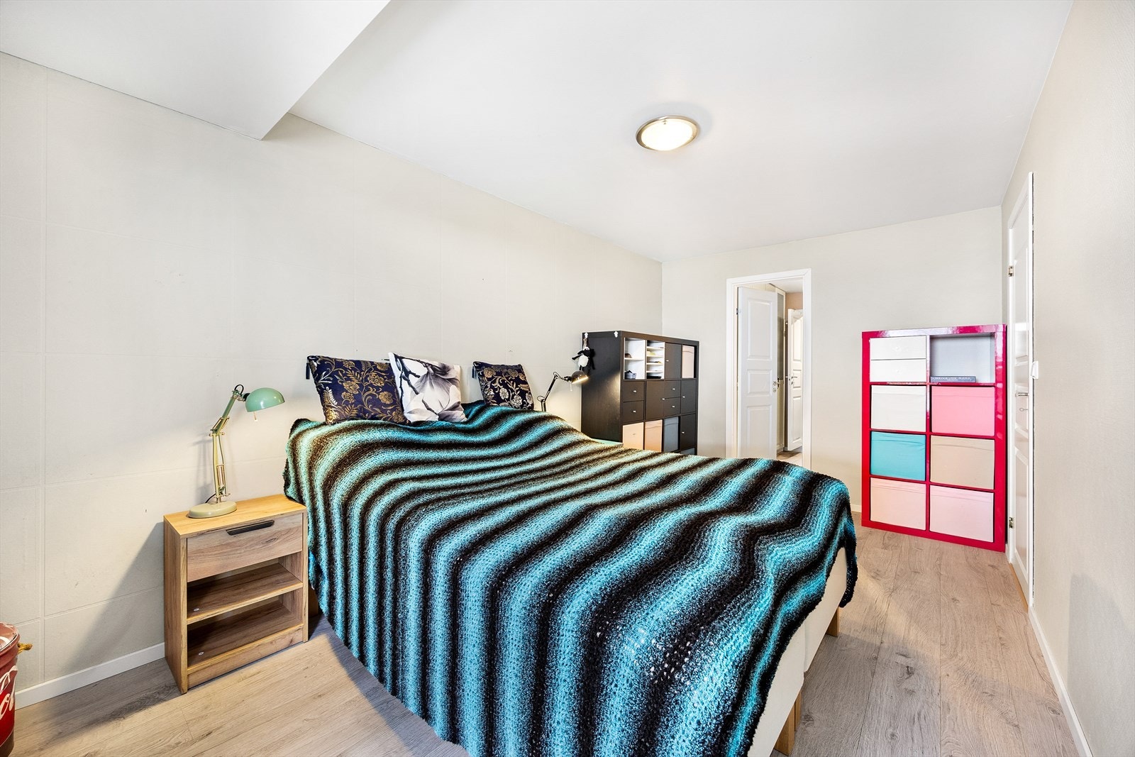 Fra hovedsoverommet er det adgang til stort omkledningsrom og eget bad. Galleribilde