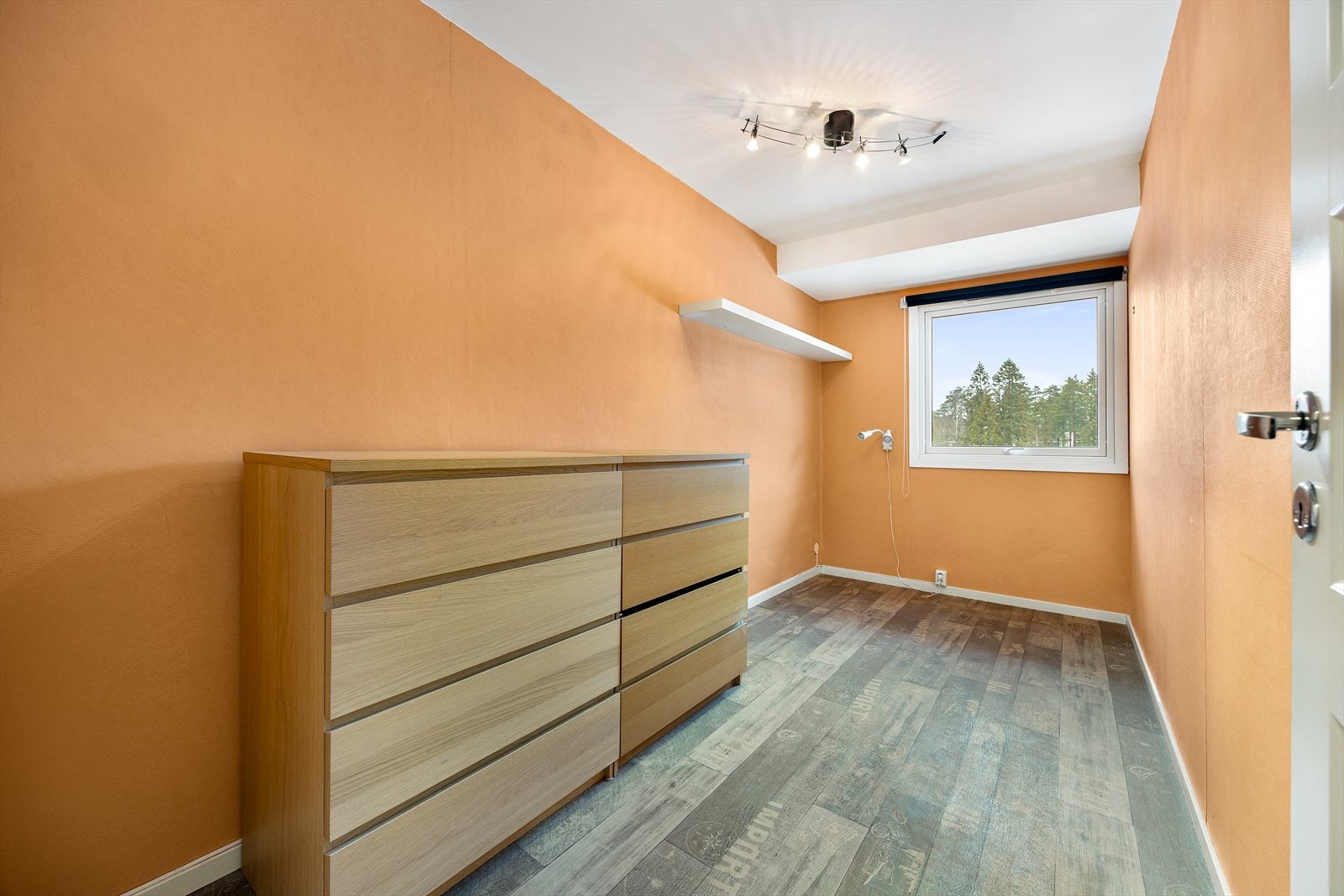 Soverom 2. Romslig og med god plass til ønskede soveromsmøbler Galleribilde