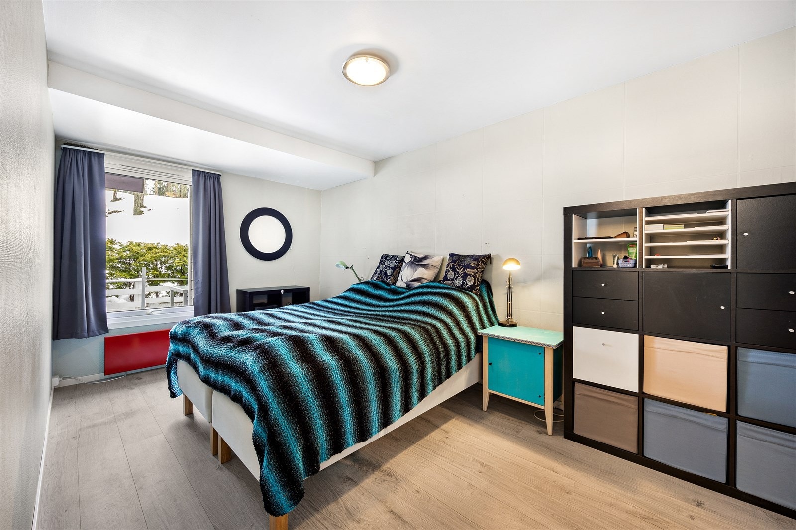 Lys og fin atmosfære på hovedsoverommet med vindu ut mot egen uteplass og rolige omgivelser. Galleribilde