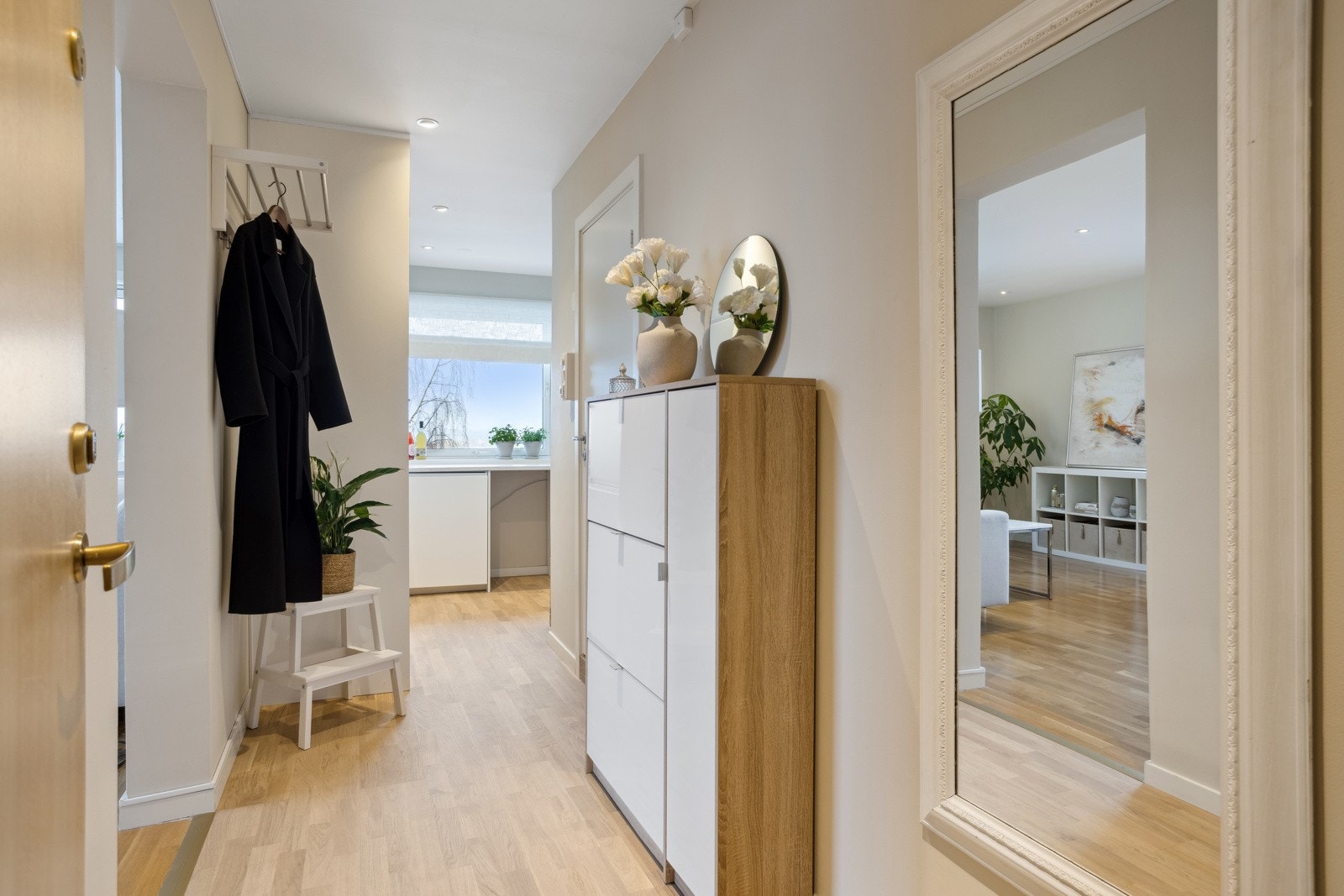 Entré med fin plass til yttertøy. Skoskap følger. Galleribilde