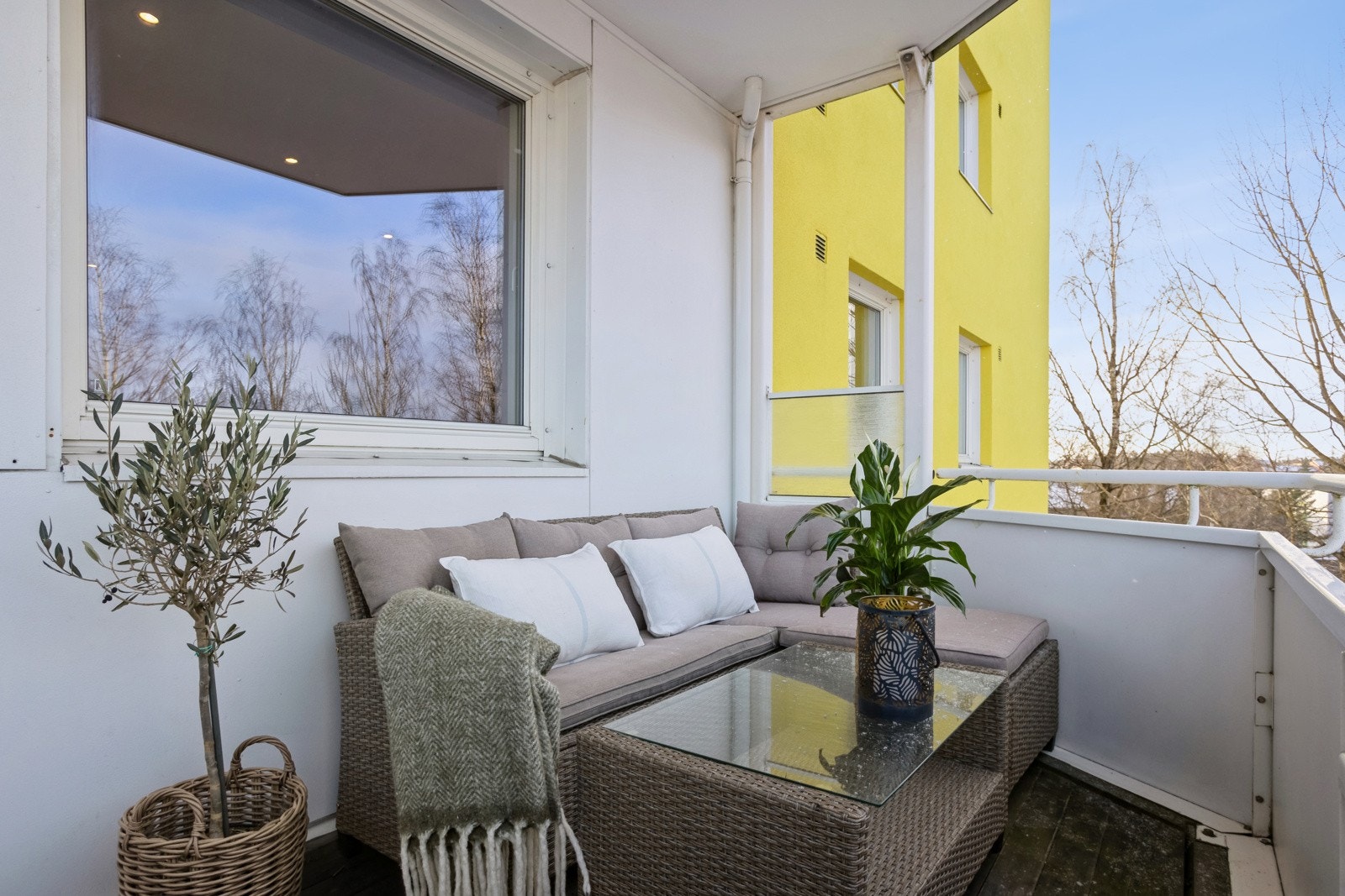 Fin plass til hagemøbler og grill. Lune tregulv. Galleribilde