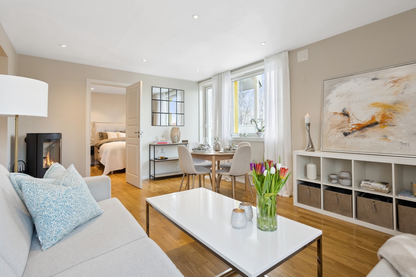Stuen er romslig og gir plass til både stor sofa og spisebord. Galleribilde