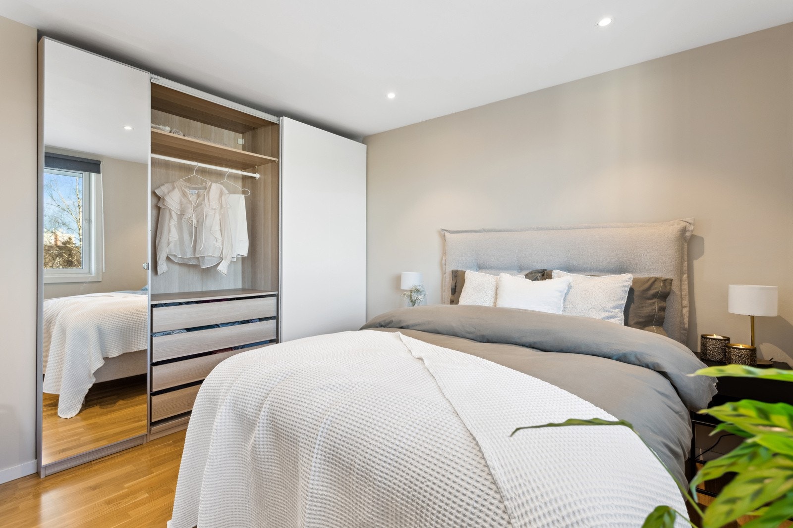 Det er en godt innredet og stor skyvedørsgarderobe for klesoppbevaring. Galleribilde