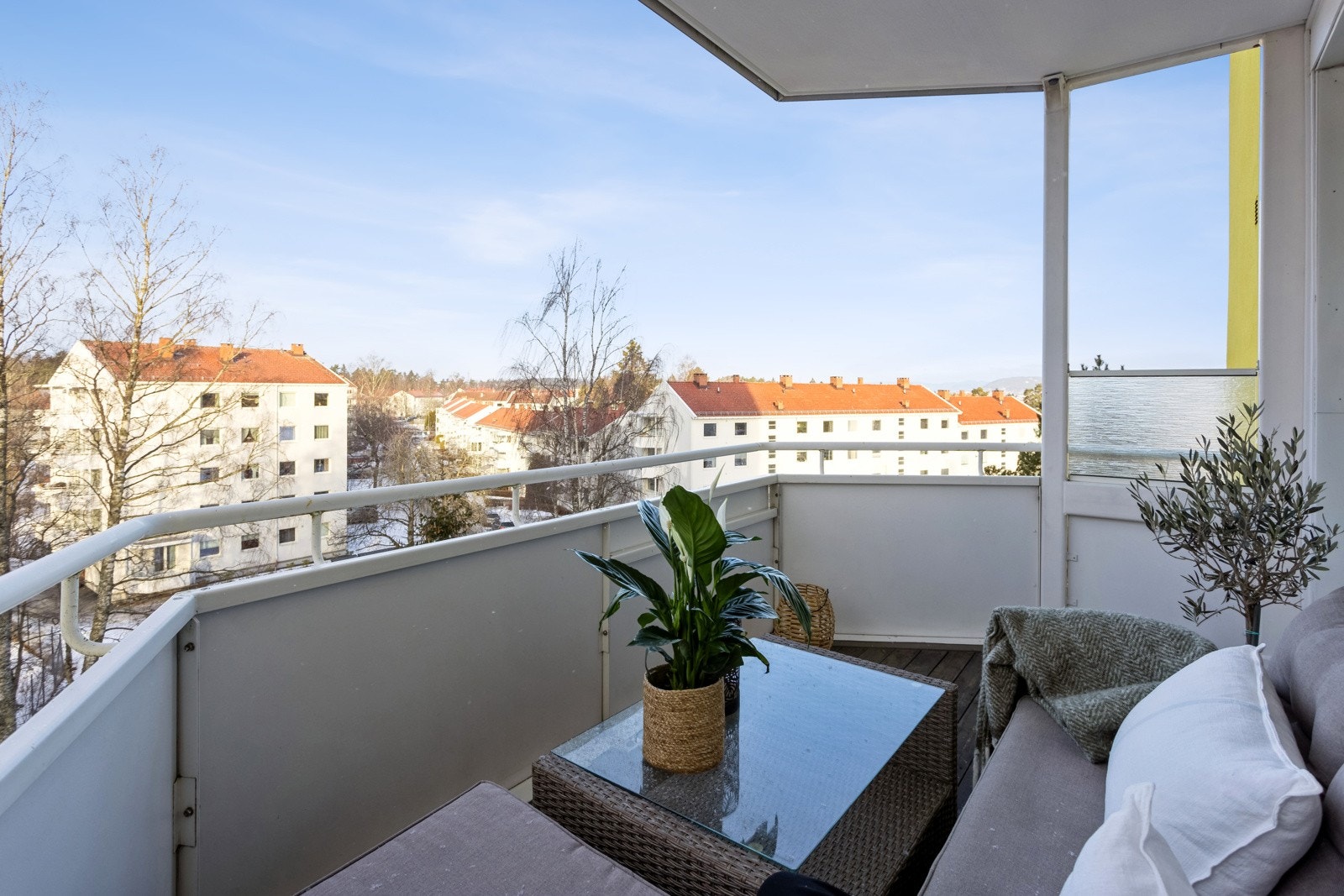 Det er hyggelig utsyn og deilig kveldssol. Utsikt mot vest. Galleribilde