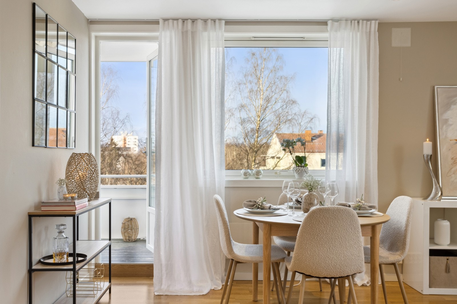 Lys og innbydende stue med utgang til vestvendt og solrik balkong. Galleribilde