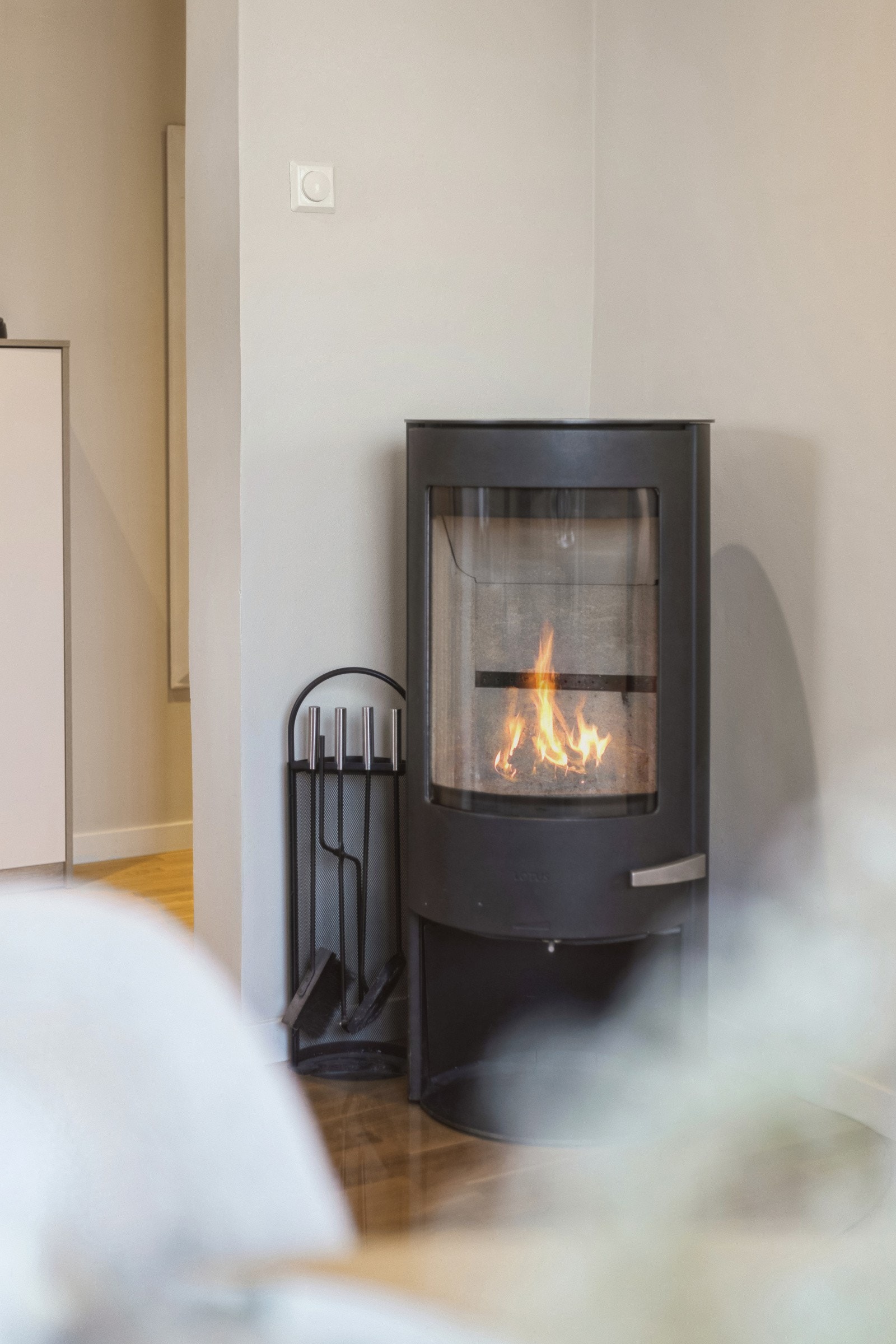 En flott peisovn er praktisk plassert i hjørne i stuen og varmer godt opp på kalde dager. Galleribilde