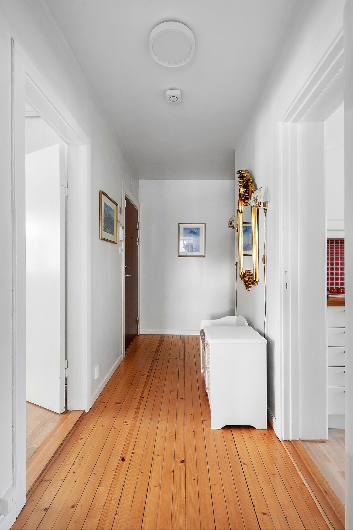 Romslig entré med god plass til å henge fra seg yttertøy og sette fra seg sko. Galleribilde