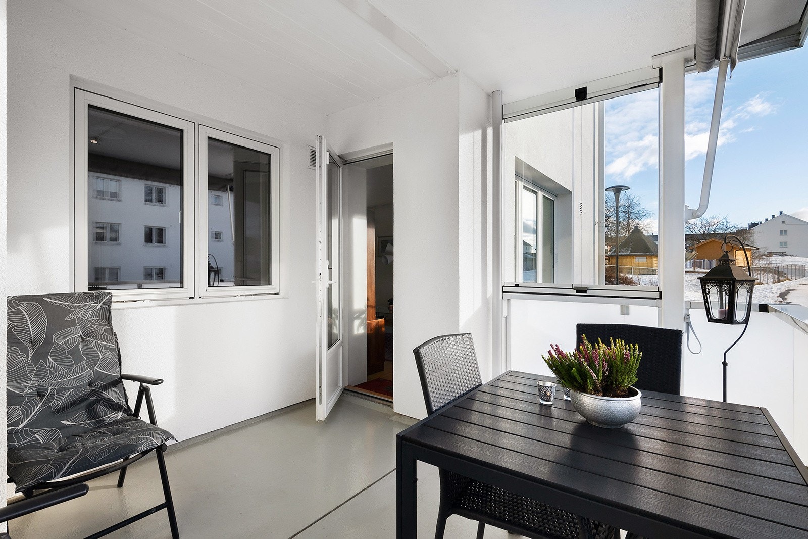Solrik balkong på ca. 9 m² med plass til diverse utemøbler med bla. sittegrupper, grill og beplantning. Galleribilde