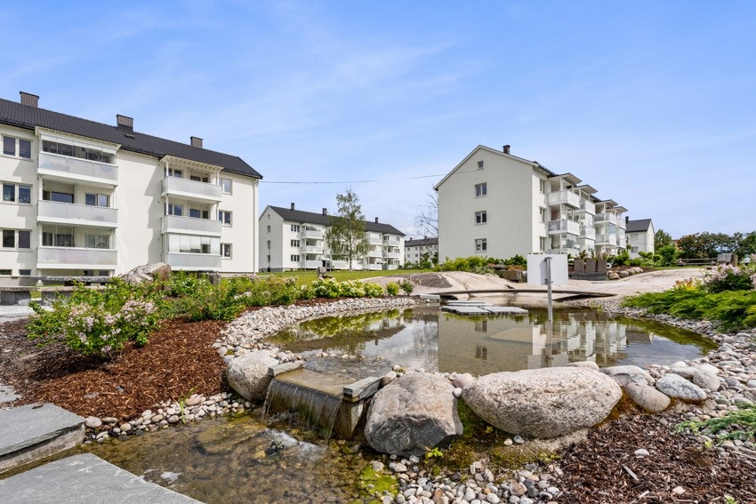 Veletablert borettslag med pent opparbeidet uteområde med bla. en hyggelig fugledam, beplanting og internstier. Galleribilde