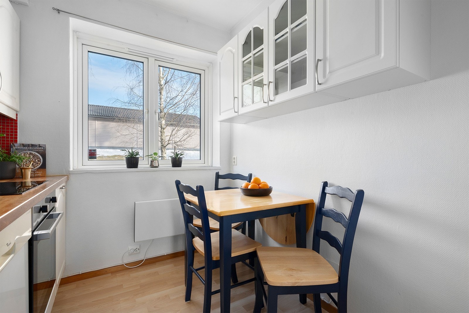Her har du plass til et lite spisebord med hyggelig utsyn. Galleribilde