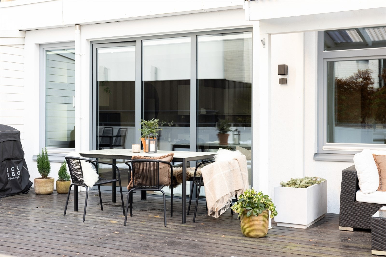 Terrassen er av god størrelse, denne leiligheten disponerer 15kvm hvorav 7kvm har overbygg. Galleribilde