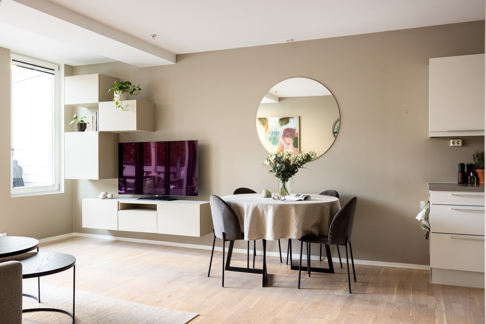 Hyggelig spisehjørne i overgangen til kjøkkenet. Galleribilde