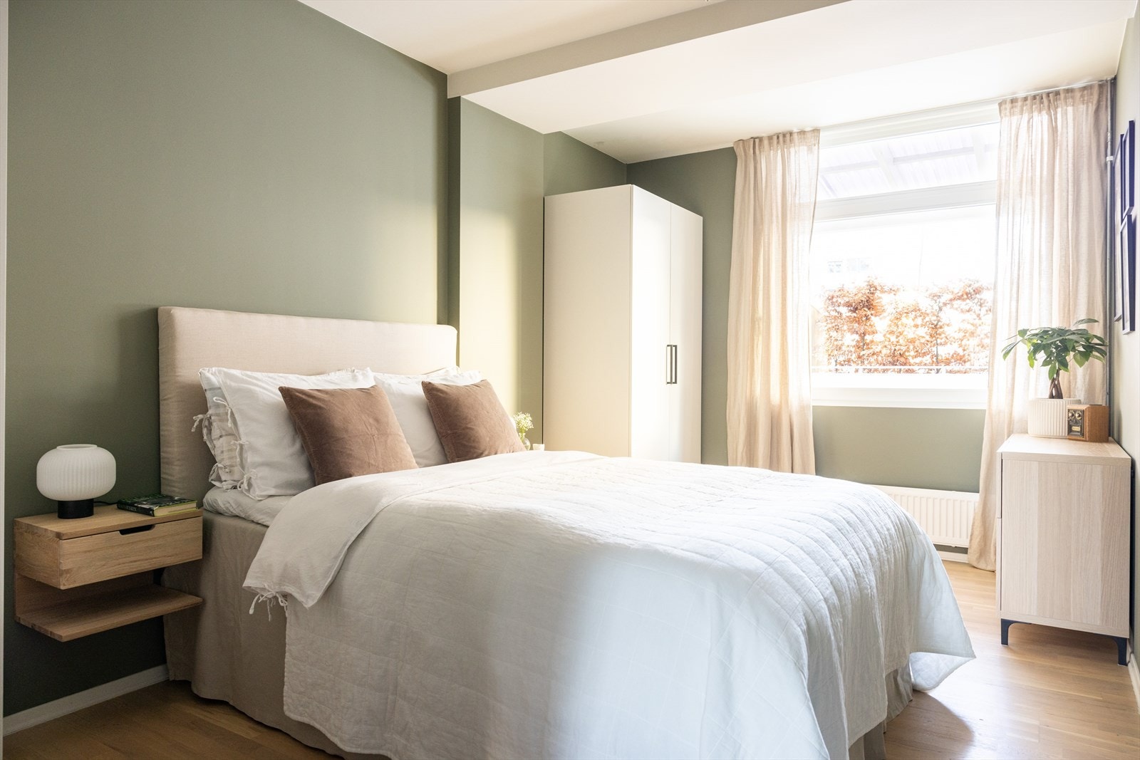 Hovedsoverommet er av svært god størrelse, med plass til dobbeltseng, garderobeløsninger og kontorpult. Galleribilde