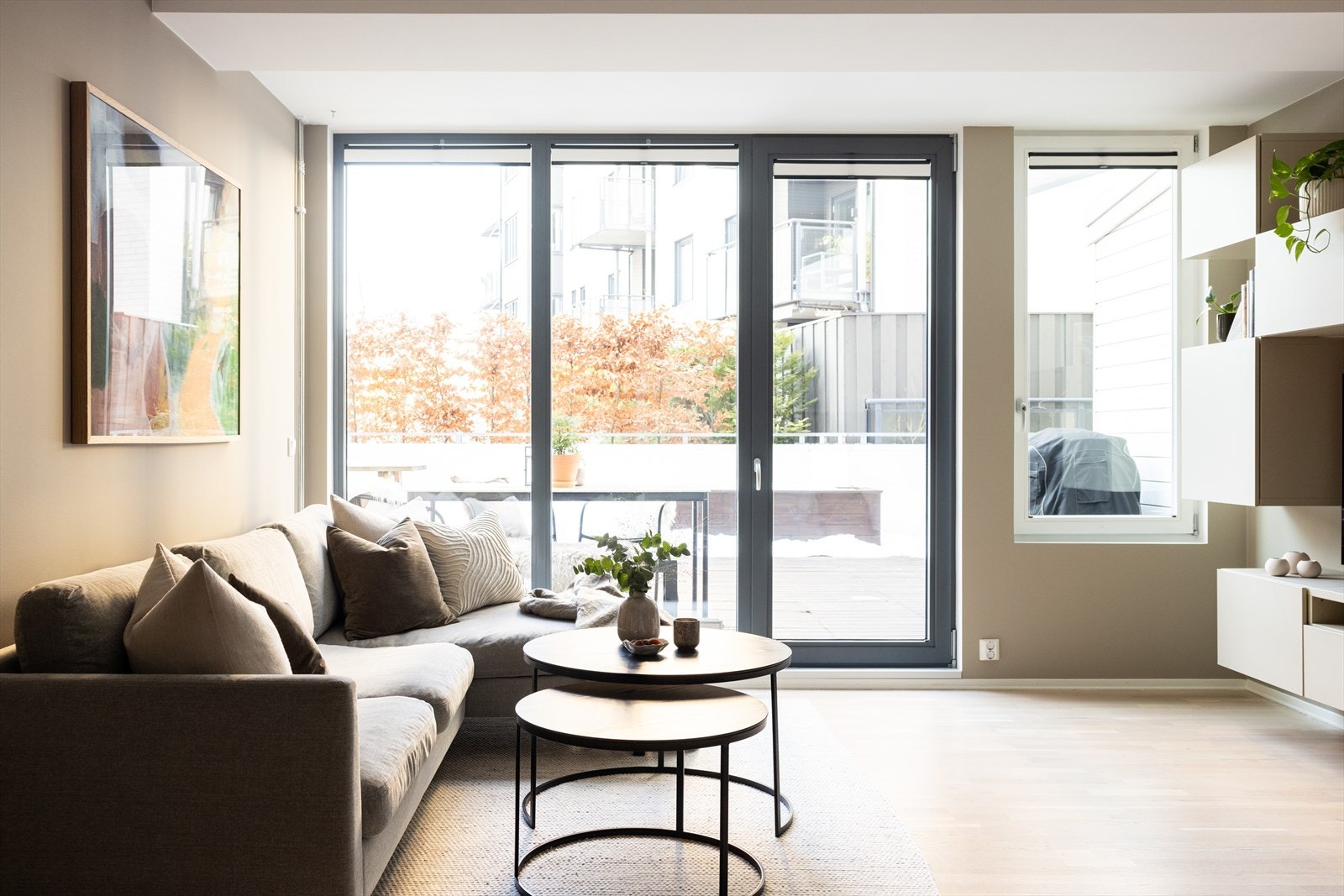 Store vindusflater og god takhøyde sørger for en lys og luftig atmosfære. Galleribilde