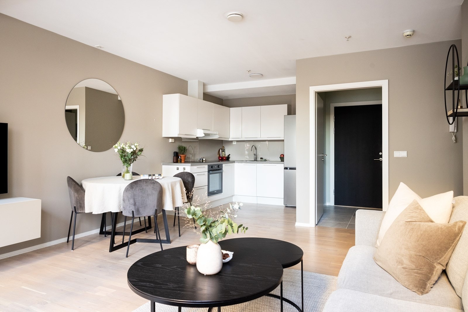 Den åpne stue-/kjøkkenløsningen skaper en sosial og luftig atmosfære. Galleribilde