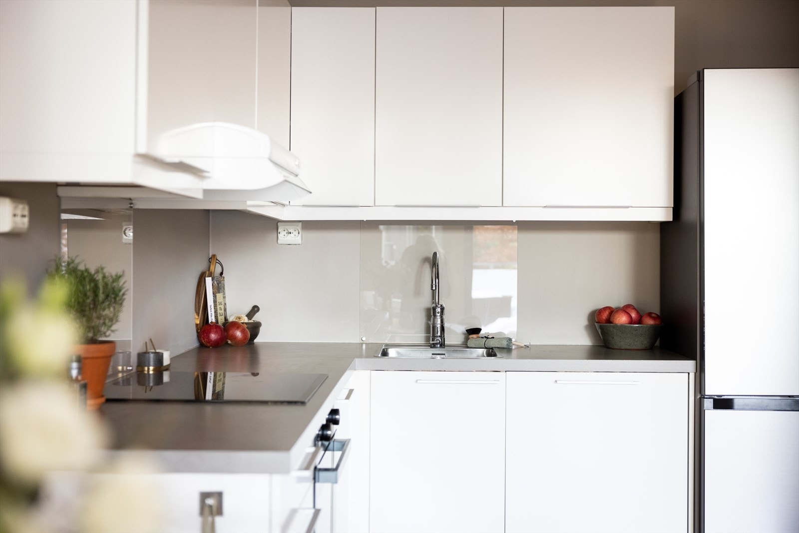 Det er godt med skap- og benkeplass på kjøkkenet. Galleribilde