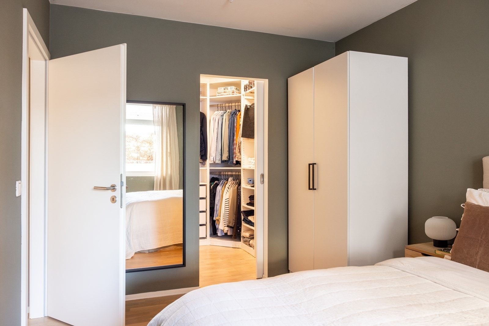 I tilknytning til hovedsoverommet er det også et eget walk-in closet for ekstra oppbevaring. Galleribilde