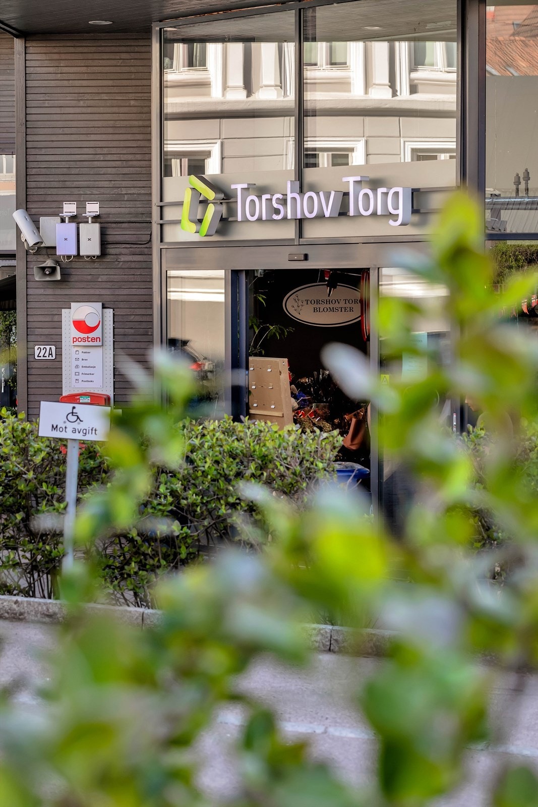 I umiddelbar nærhet ligger Torshov Torg med blant annet Rema 1000, blomsterbutikk og apotek. Galleribilde