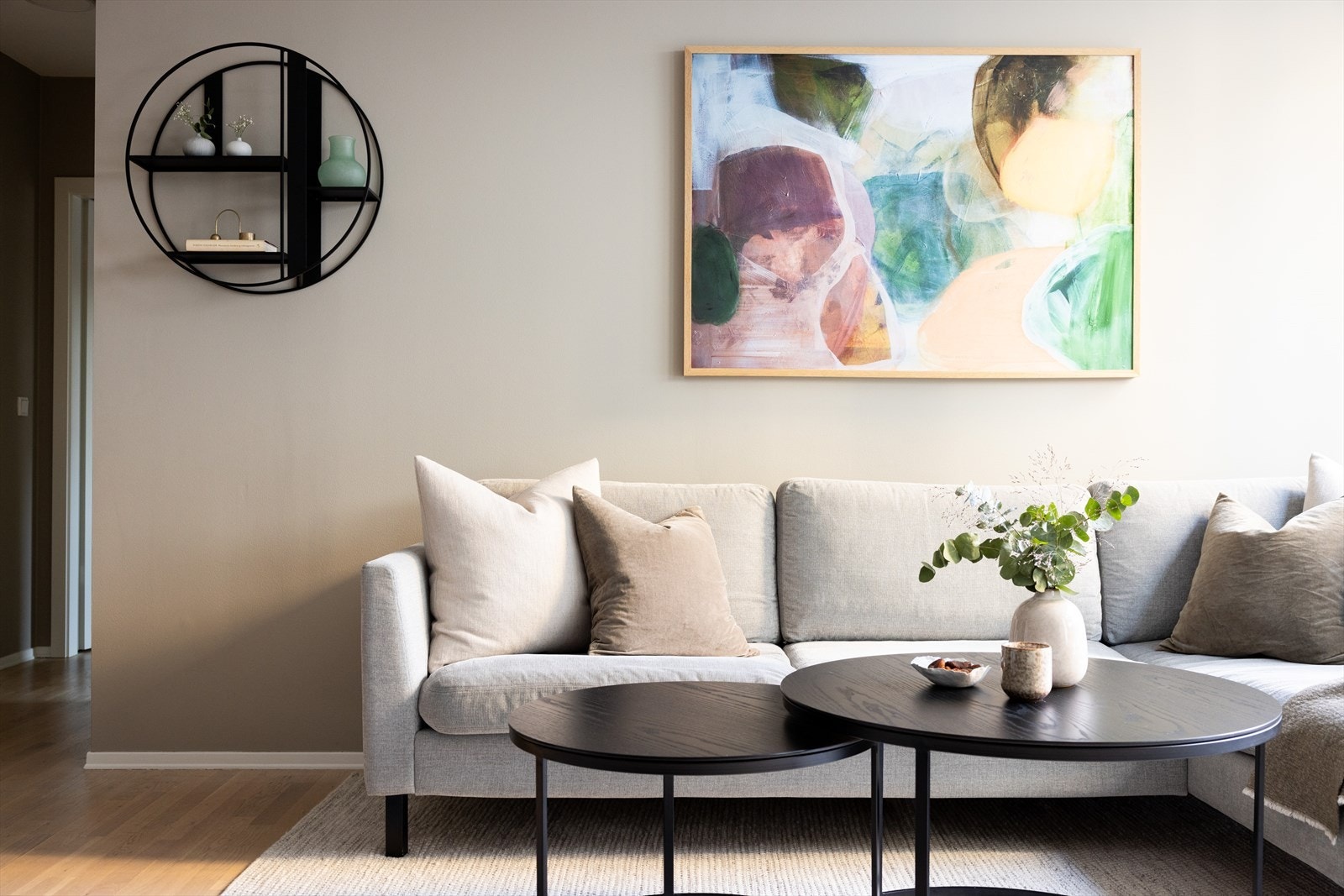 Alle oppholdsrom har parkett på gulv og malte veggflater. Galleribilde