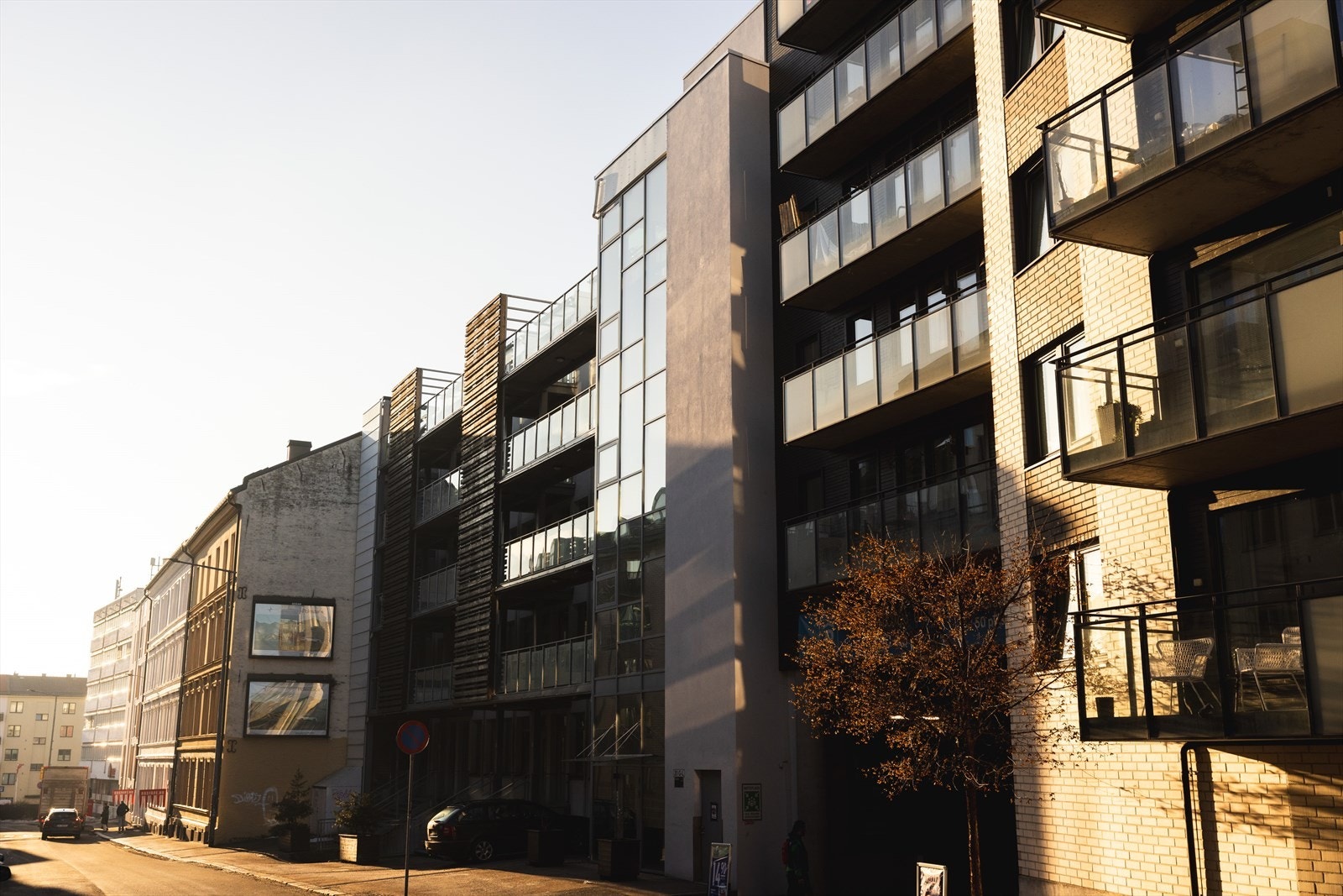 Leiligheten ligger sentralt til på Torshov Torg og har kort adkomst til offentlig kommunikasjonstilbud, butikker, skoler og et komplett servicetilbud i umiddelbar nærhet. Galleribilde