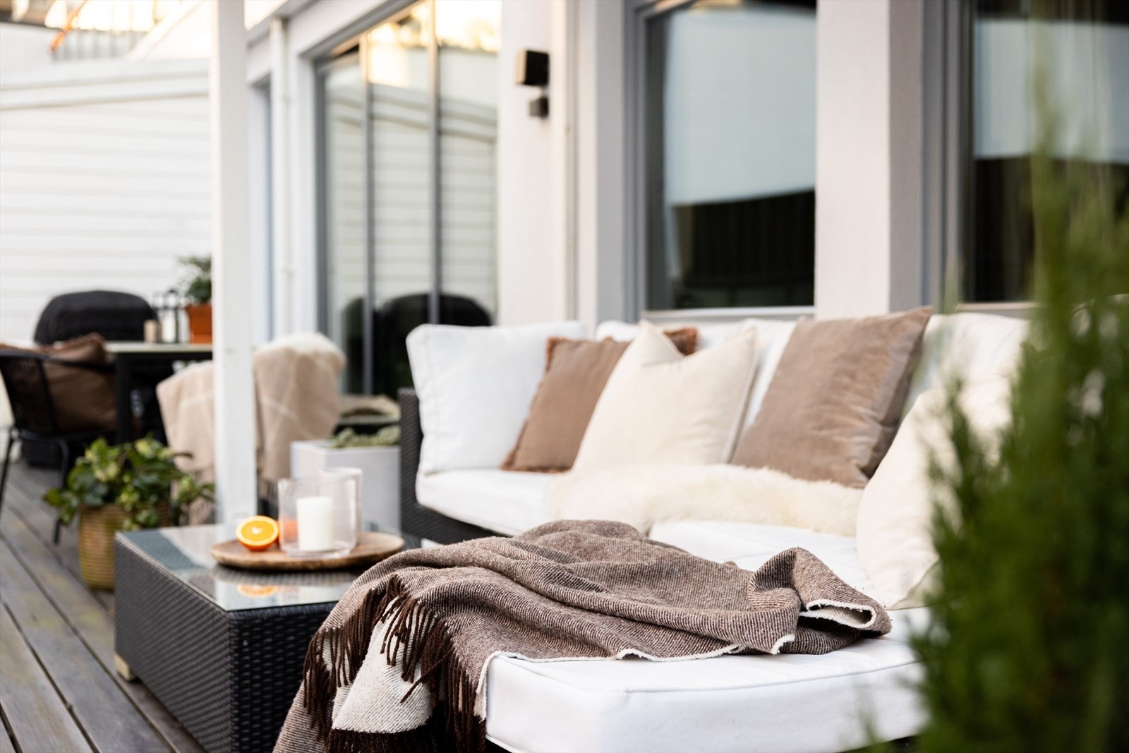 I følge selger er det sol på terrassen fra ca.kl.15.00-18.00 og fra kl.19.30 til kl.21.00. Galleribilde