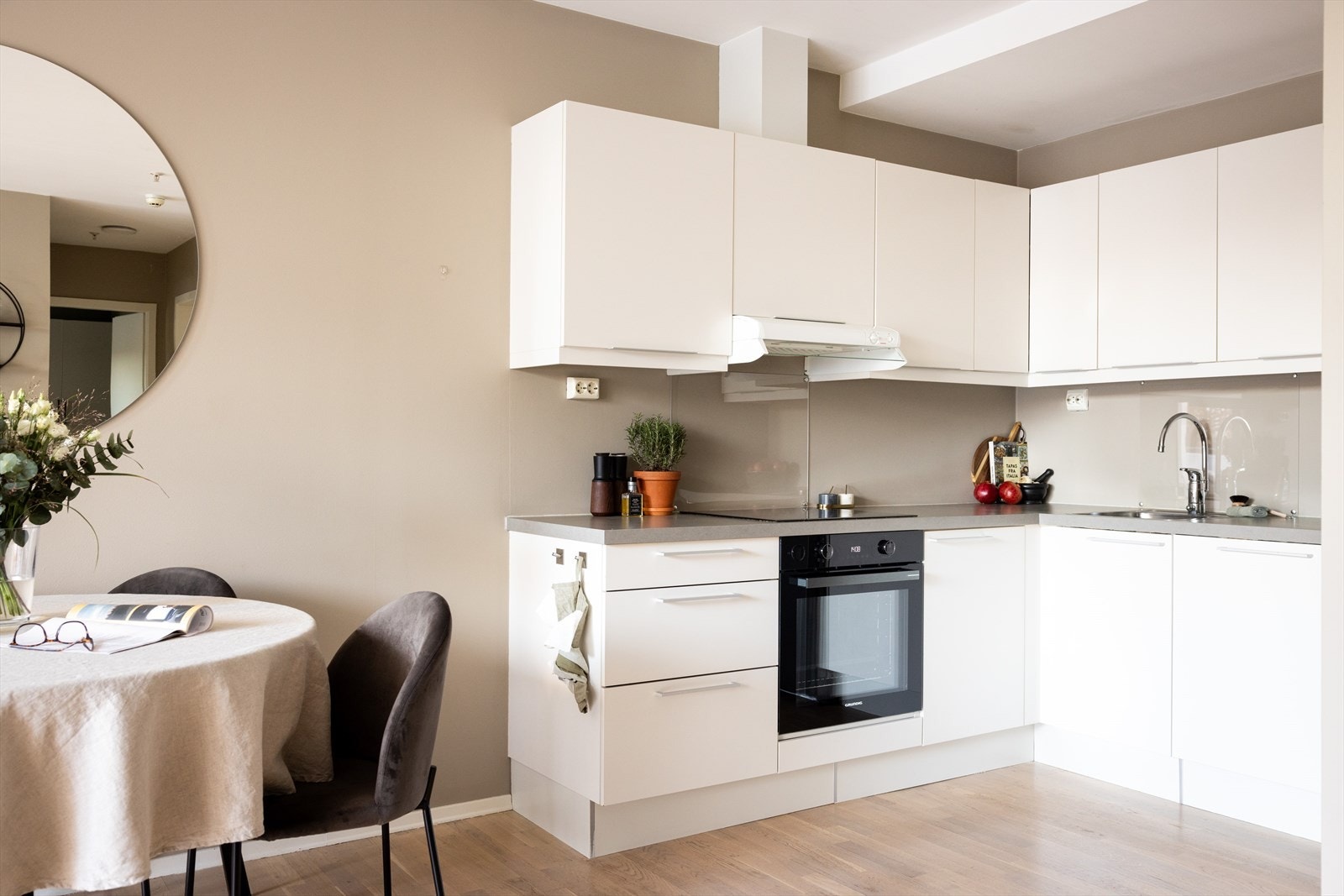 Ventilator med mekanisk avtrekk og avkast ut. Galleribilde