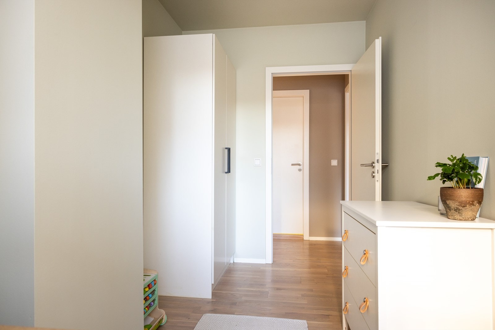 Også dette rommet har plass til garderobeskap. Galleribilde