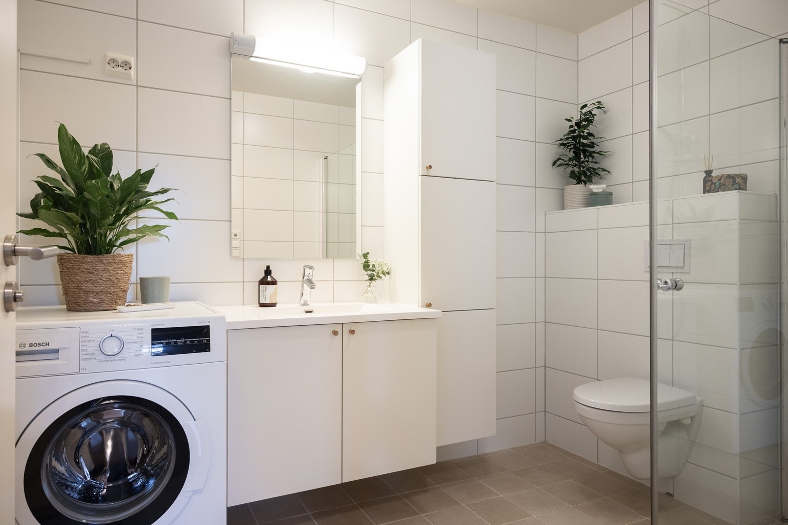 Moderne helfliset baderom med gulvvarme. Galleribilde