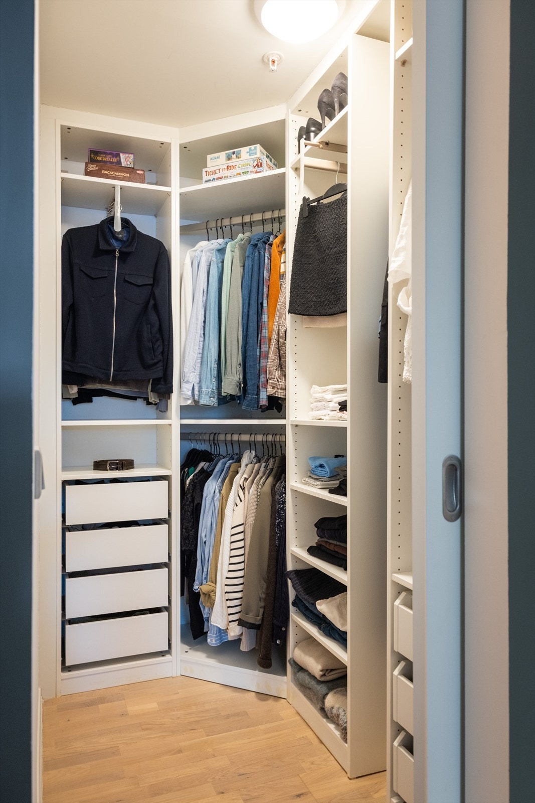Walk-in closet innredet med PAX-garderobe. Galleribilde