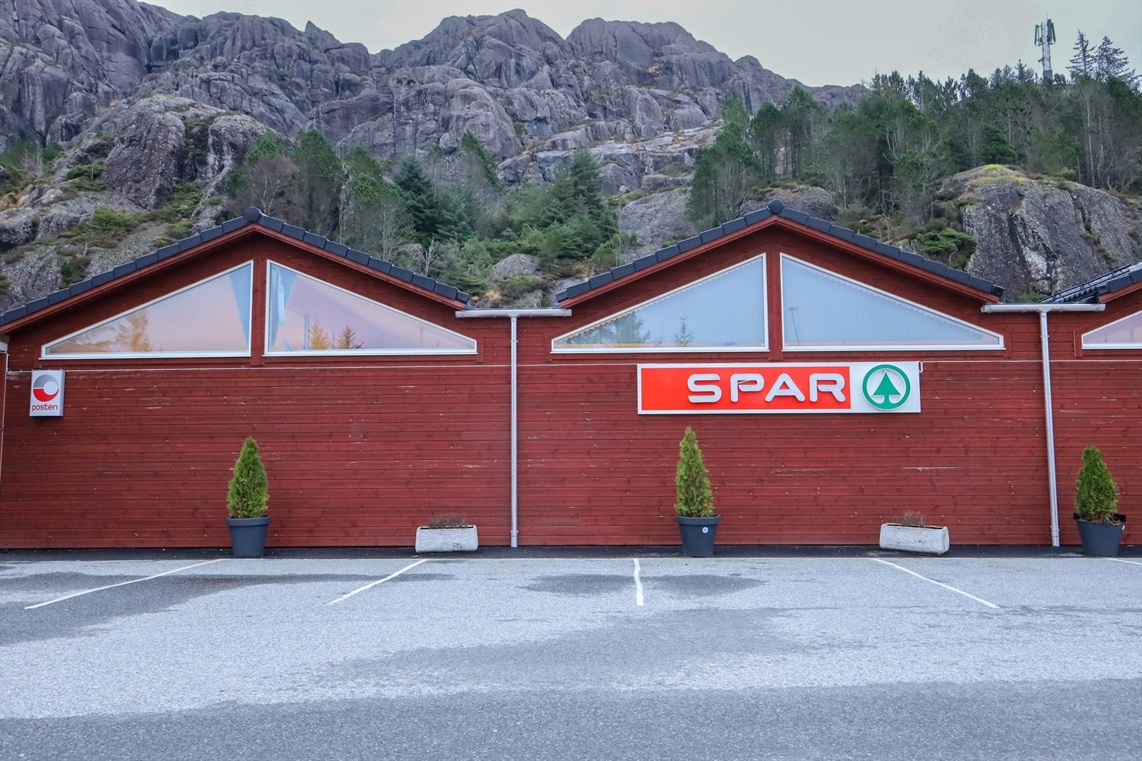Spar Solund finner du i gangavstand. Galleribilde
