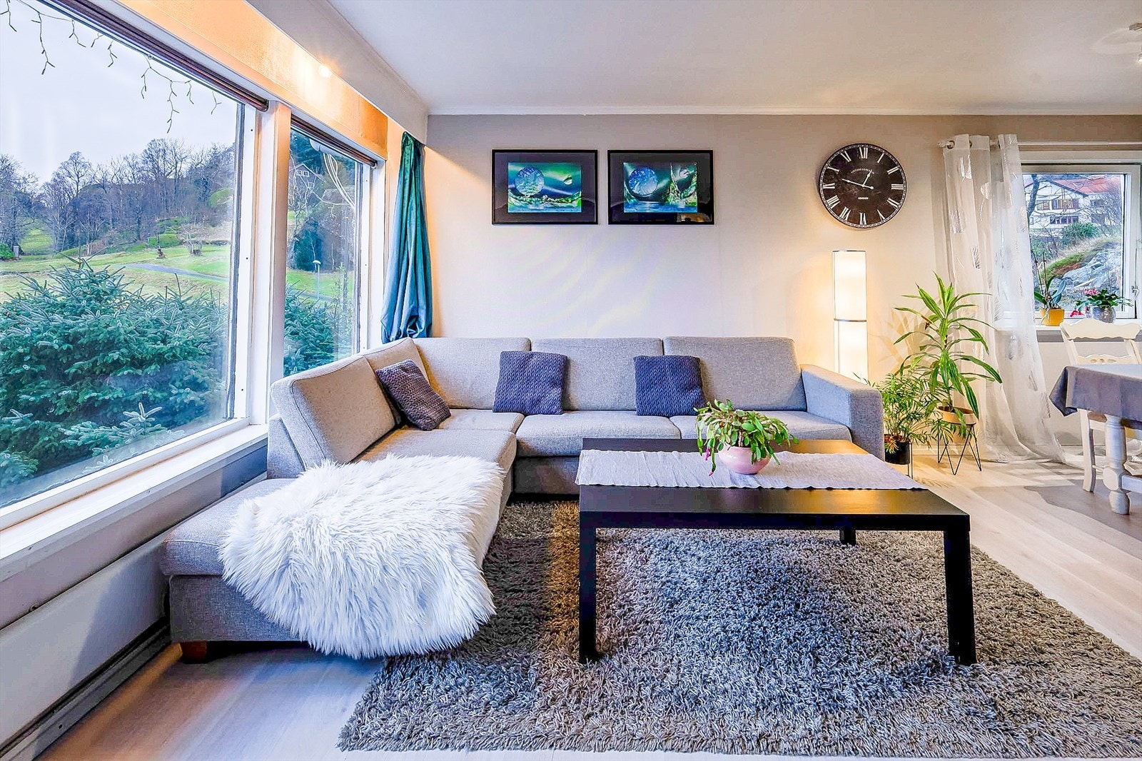 Stuen har godt med lysinnslipp fra de store vinduene. Galleribilde