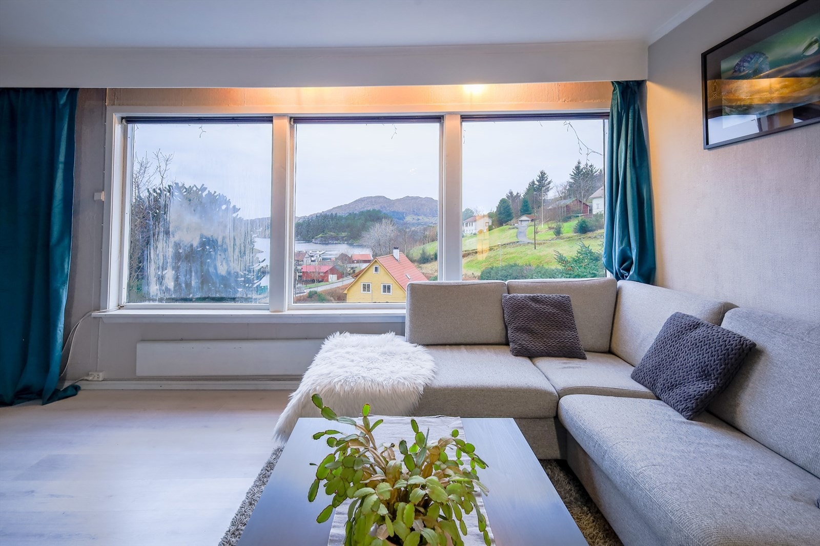 Fra stuen har man en naturskjønn utsikt. Galleribilde