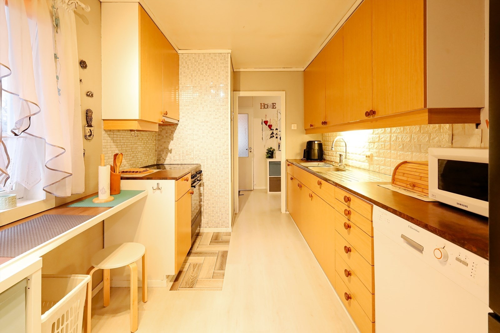 Hvitevarer på kjøkkenet medfølger i handelen, med unntak av løse småapparater. Galleribilde