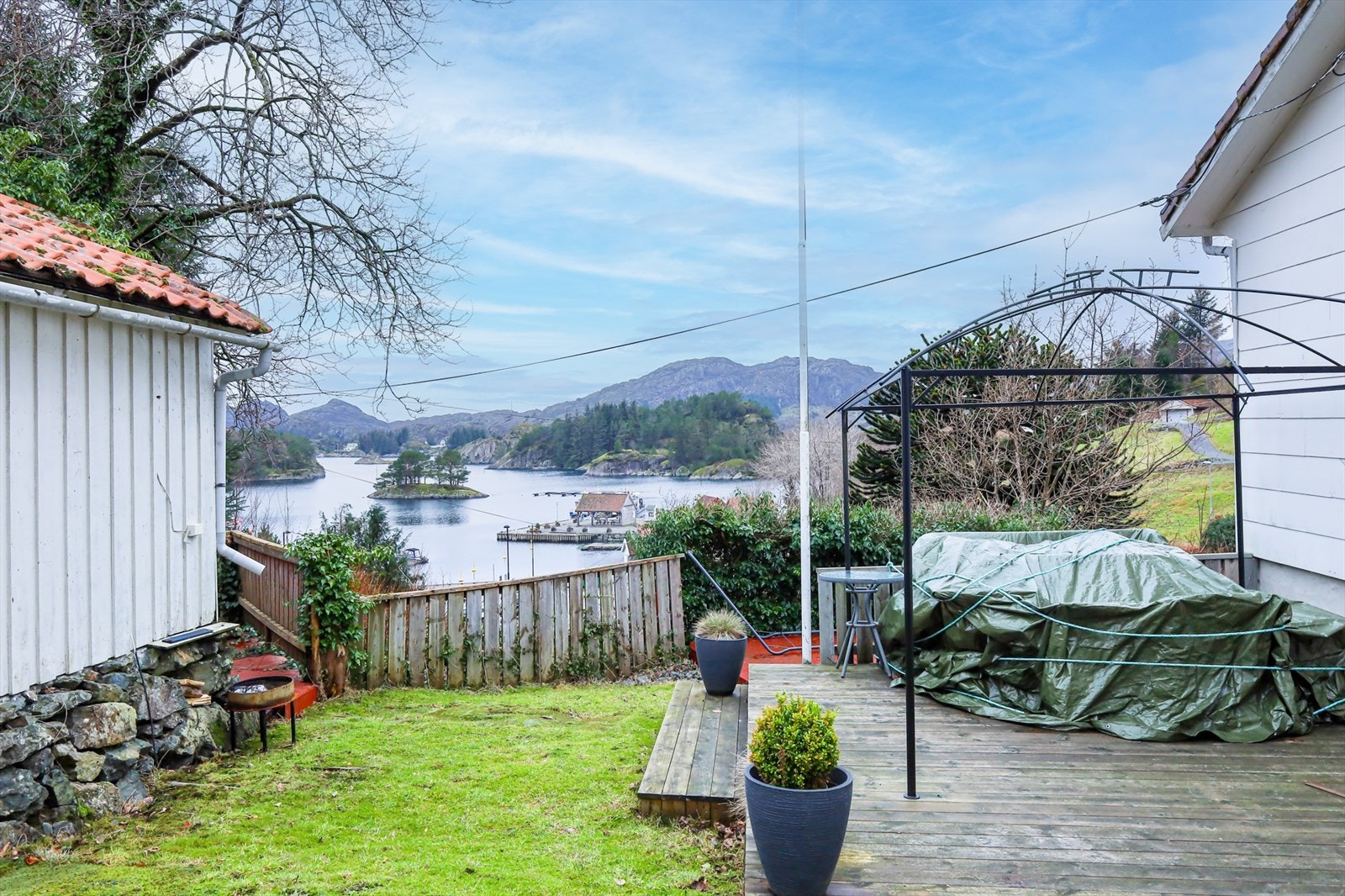 På eiendommen er det gode solforhold fra morgen til kveld sommerstid. Galleribilde