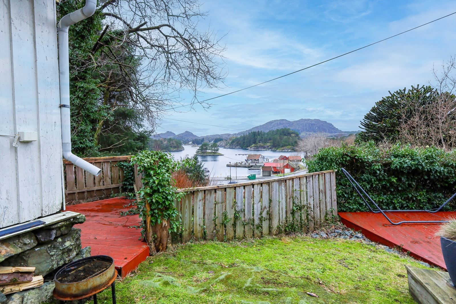 Fra eiendommen er det flott utsikt over nærområdet. Galleribilde